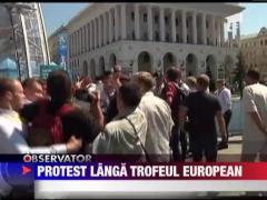 FEMEN, protest langa trofeul Campionatului European de fotbal