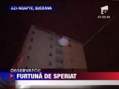 Pericol la un bloc din Suceava! Furtuna a desprins o schela montata pentru izolarea termica
