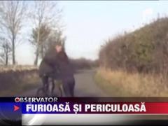 Marea Britanie: O femeie loveste cu pumnii un biciclist