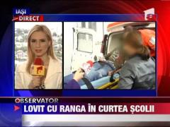 Lovit cu ranga in curtea scolii