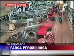 IMAGINI SOCANTE! Si-a bagat copilul in masina de spalat!