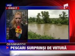 Pescari amatori surprinsi de viitura