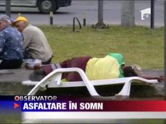 Asfaltarea in Iasi: Muncitori se rasfata cu un pui de somn pe iarba