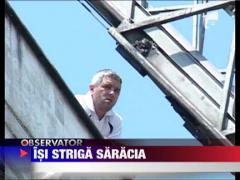 Bacau: Doi barbati s-au urcat pe acoperisul unui bloc si au amenintat ca se arunca