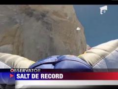 Salt cu parasuta de pe un munte
