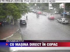 Accident spectaculos in Slatina: Un sofer a intrat cu masina intr-un copac