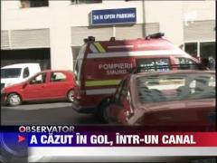 Un muncitor a cazut intr-un canal adanc de patru metri