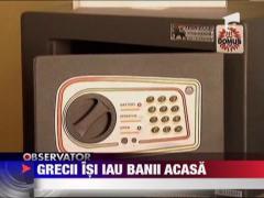 Grecii isi retrag economiile din banci