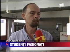 O echipa de studenti lucreaza la asamblarea unei masini de Formula 1