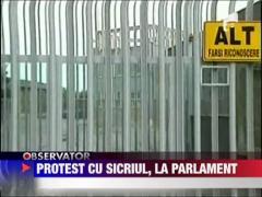 Protest cu sicriul, la Parlament