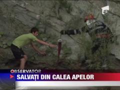 Mai multi turisti au fost salvati din calea apelor