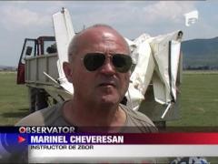 Avion infipt in acoperisul unei case