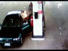 Sofer inconstient! S-a jucat cu bricheta in timp ce facea plinul masinii, intr-o benzinarie