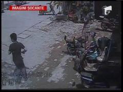 IMAGINI SOCANTE! Un politist din China a fost calcat de o masina