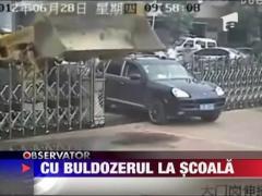 China: A distrus gardul scolii cu buldozerul