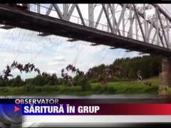 Saritura in grup de pe un pod din Rusia