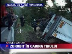 Zdrobit in cabina TIR-ului pe care il conducea