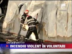 Incendiul izbucnit la un depozit de textile din Voluntari nu a fost stins