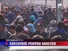 Imagini socante!!! Un taliban ucide o afghana considerata adultera!