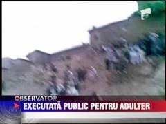 IMAGINI SOCANTE! Un taliban ucide o afghana considerata adultera!