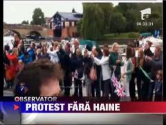 Protest nud in fata convoiului care purta torta olimpica