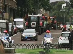 Fermierii au aruncat lapte in fata Parlamentului European