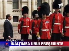 Hollande, ridiculizat de francezi pentru ca arata ca un pitic intre garzile regale britanice