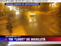 Slatina: Doi localnici s-au izbit cu bicicleta de un TIR