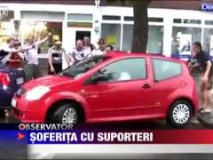 Opt suporteri nemti ii fac galerie unei femei cand parcheaza!
