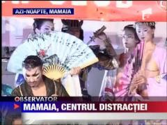 Atmosfera de carnaval pe bulevardul principal din statiunea Mamaia