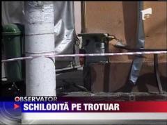 Femeie schilodita pe trotuar