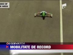 Vezi cum un copil din India trece cu rolele pe sub 20 de masini!