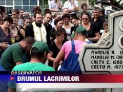 Doliu la Galati pentru tanara ucisa de iubitul drogat! Fata a fost dusa pe ultimul drum de sute de oameni