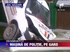 Masina de politie, pe gard!