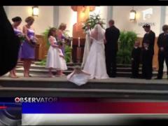 Domnisoara de onoare biruita de somn chiar in fata altarului