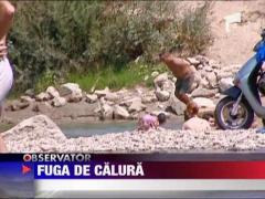 Bucurestenii care nu au plecat la mare s-au refugiat pe malul piscinelor
