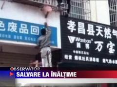 Si-a prins capul in grilajul balconului