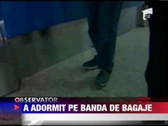 Un turist beat a adormit pe banda de bagaje a unui aeroport