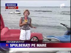 Famile spulberata de skijet pe litoral