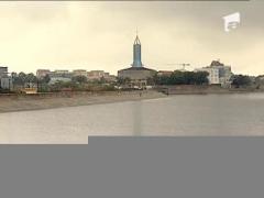 Ploaia a tinut oamenii in case