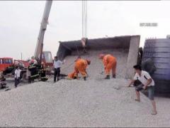 Un sofer din China a scapat cu viata, dupa ce masina sa a fost strivita de remorca unui camion