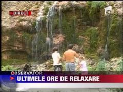 Turistii au venit in numar mare la poalele muntilor in cautarea racorii