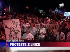 Zeci de oameni au protestat din nou, aseara, in Piata Universitatii