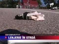 I-a aruncat lenjeria intima in strada!