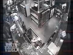 IMAGINI SOCANTE! La un pas de moarte dupa ce a cazut printr-o trapa din podea