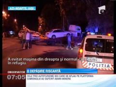 Un TIR care transporta masini noi a facut ravagii pe un bulevard din Iasi