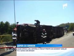 TIR incarcat cu bere si bauturi racoritoare infipt in balustrada unui pod