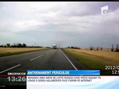 Un avion de lupta rusesc trece razant pe langa o sosea aglomerata