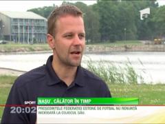 Presedintele Federatiei Estone de Fotbal poarta cojoc si blugi rupti