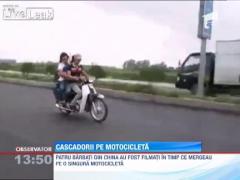 Spectacol inedit pe o sosea din China! Patru barbati s-au inghesuit pe o motocicleta